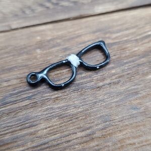 Nerdy glasses pendant‎